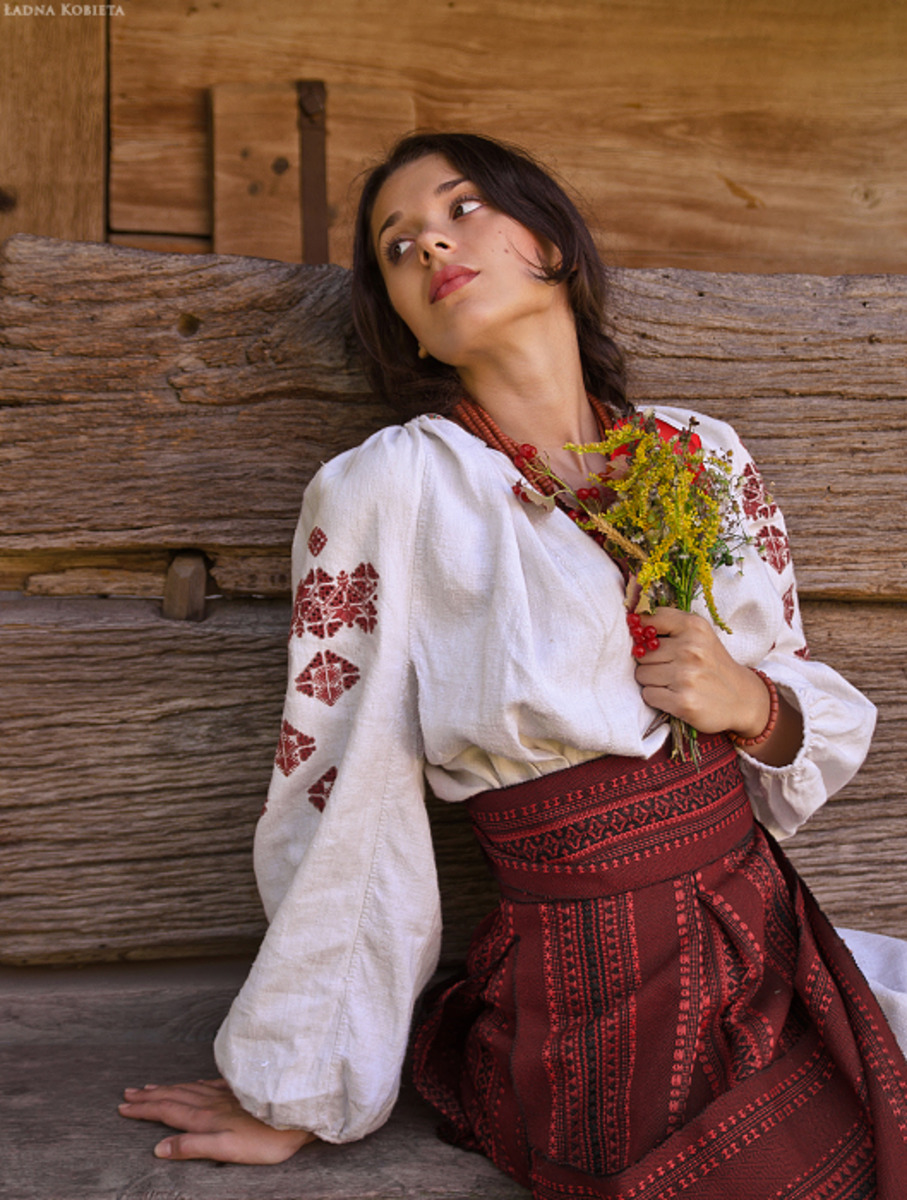 Girls in Slavic costumes in Asansol