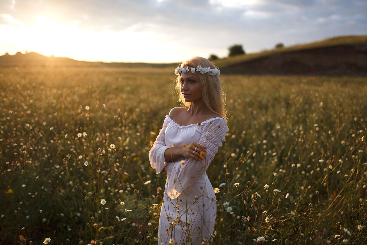 Girls in Slavic costumes in Asansol